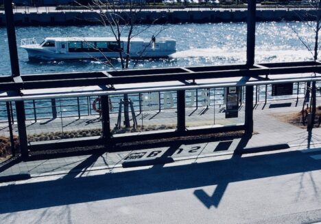 運河を走る水上バス