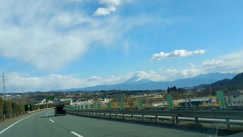 中央道から望む富士山