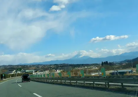中央道から望む富士山